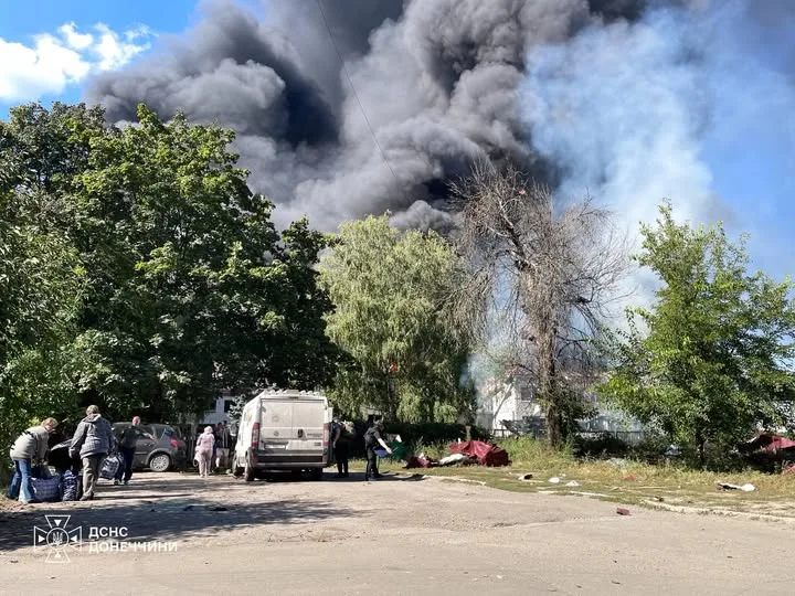 Авіаудар по Краматорську: поранено двох людей, знищено пожежу в закладі освіти