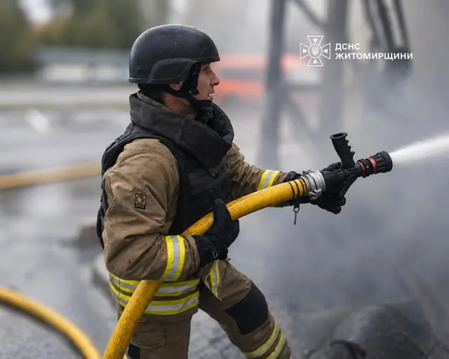 На Житомирщині після російського удару загорілися дві АЗС у Звягельському районі
