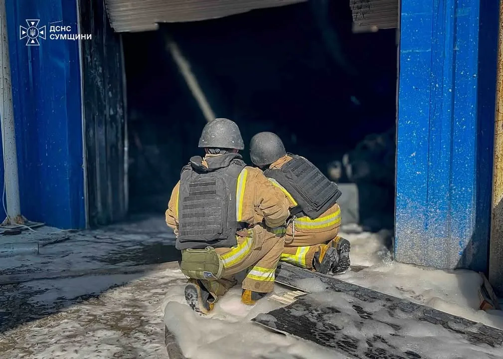 На Сумщині після удару по торговельному центру ДСНС ліквідувала масштабну пожежу
