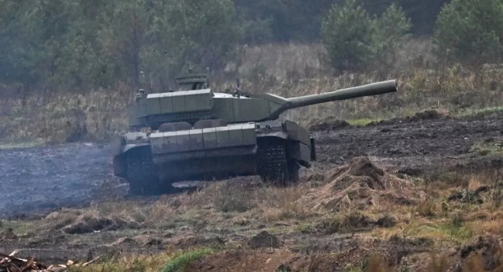 РФ на навчаннях «Центр-2026» показала безпілотний танковий комплекс «Штурм»
