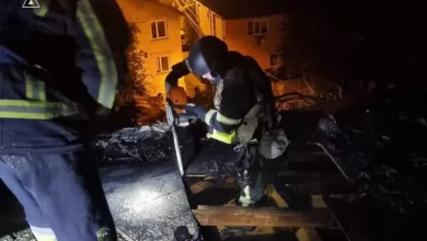 У Києві рятувальники загасили пожежу в новобудові після російського обстрілу