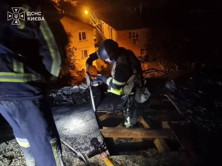 У Києві рятувальники загасили пожежу в новобудові після російського обстрілу