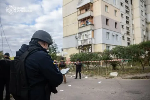 У Сумах російські авіабомби влучили біля багатоповерхівок, поранено сімох людей