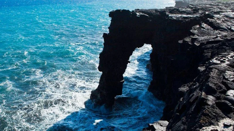 На Гаваях обрушилаcя 550-річна кам’яна арка Hōlei Sea Arch