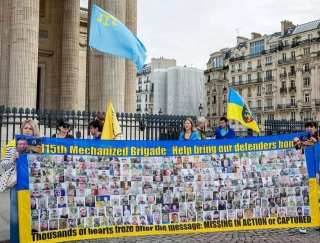 У Парижі пройшла акція на підтримку України та полонених Захисників 115 ОМБр
