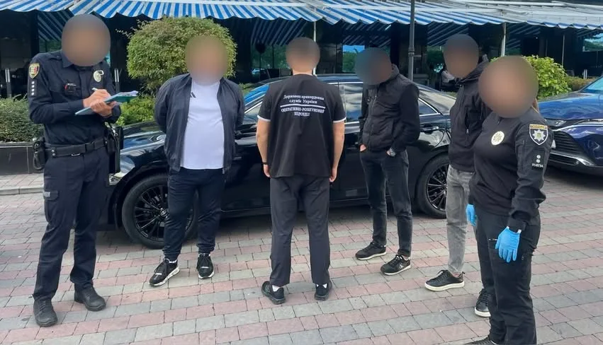 На Закарпатті викрили двох переправників, які за 15 тисяч доларів виводили чоловіків за кордон