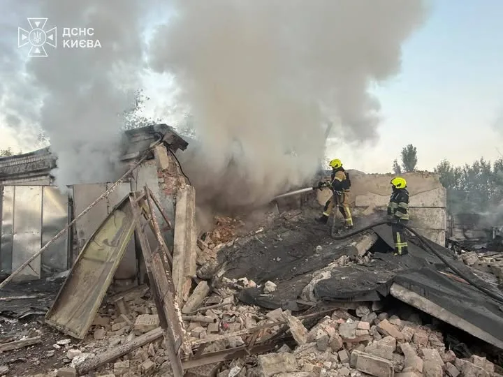 У Києві через російську атаку загинули двоє людей, ще двох врятували