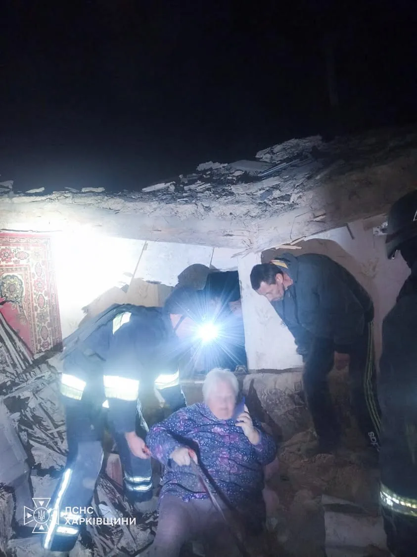 На Харківщині з-під завалів після атаки дрона врятували 75-річну жінку