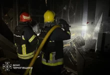 У Чернігові російський БпЛА влучив у торговельний центр, пожежу ліквідовано
