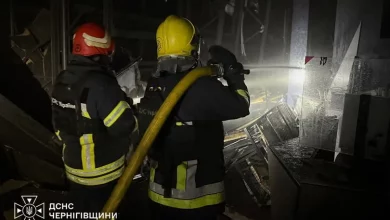 У Чернігові російський БпЛА влучив у торговельний центр, пожежу ліквідовано
