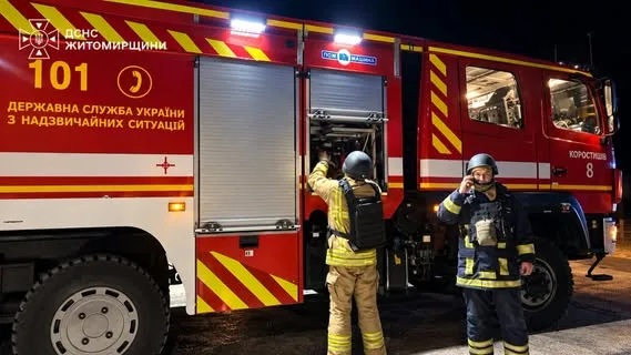 У Коростені російський удар по об’єкту інфраструктури спричинив пожежу та поранення