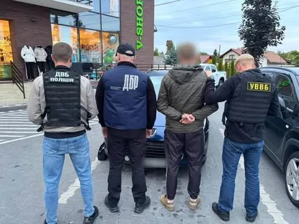 На Закарпатті викрили військовослужбовця, який вимагав 7 тисяч доларів у побратима