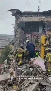 У Запоріжжі з-під завалів будинку врятували жінку після понад 8 годин
