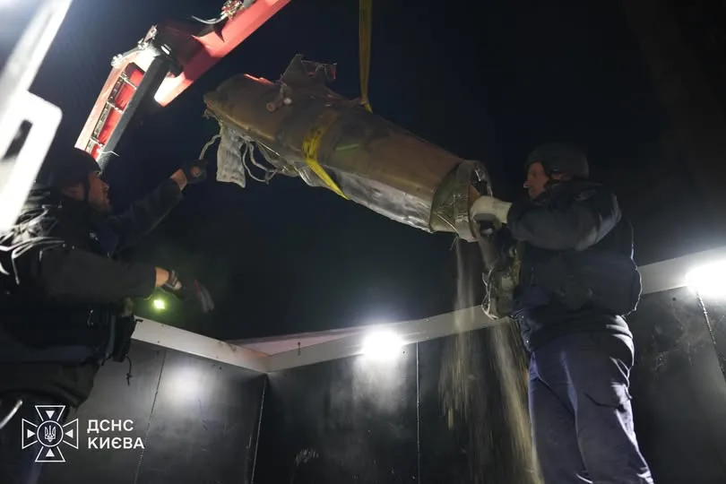 У Києві сапери ДСНС вилучили бойову частину балістичної ракети в Оболонському районі