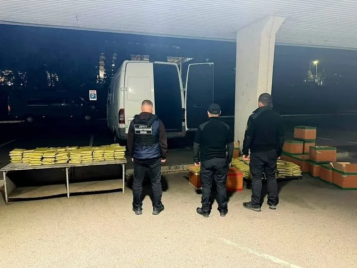 На пункті пропуску «Тиса» вилучили понад 650 кг речовини, схожої на наркотик кратом