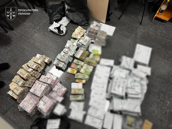 ОГП і БЕБ викрили тіньову валютно-фінансову мережу з понад 630 млн грн готівки