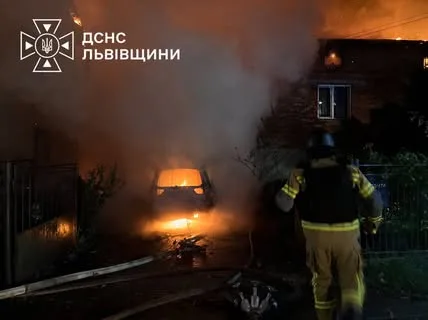 На Львівщині дрони РФ спричинили пожежі в трьох будинках і трьох авто