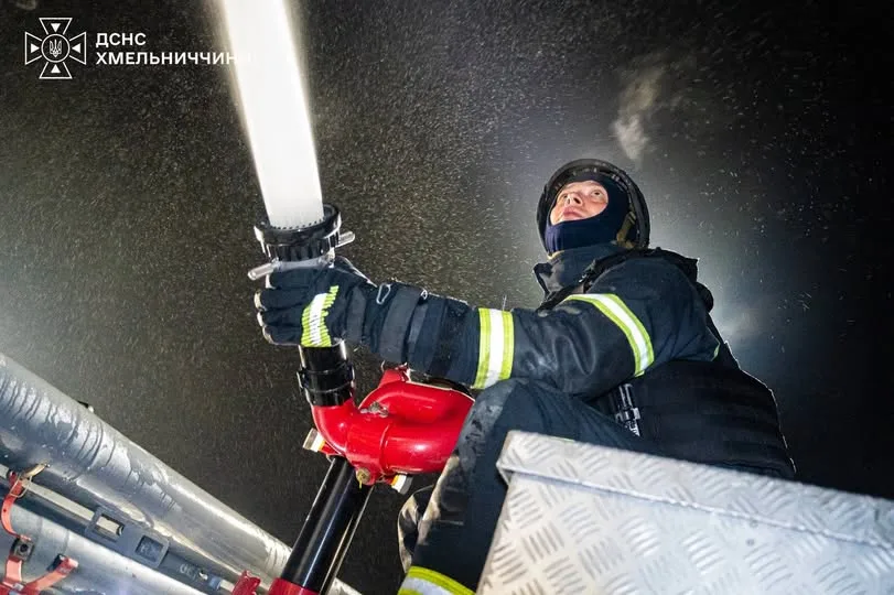 Наслідки атаки БпЛА на Хмельниччині: пожежі на підприємствах і АЗС