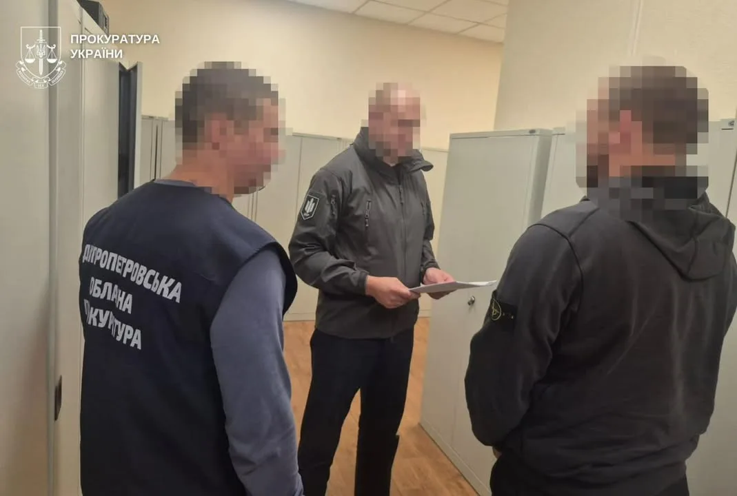 На Дніпропетровщині трьох поліцейських підозрюють у розбійному нападі на власника криптовалюти