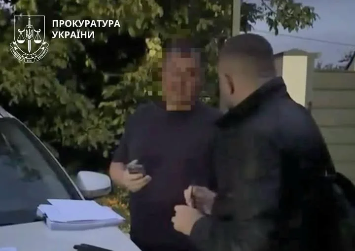 Директору товариства повідомили про підозру у продажу авто, ввезених як допомога для ЗСУ