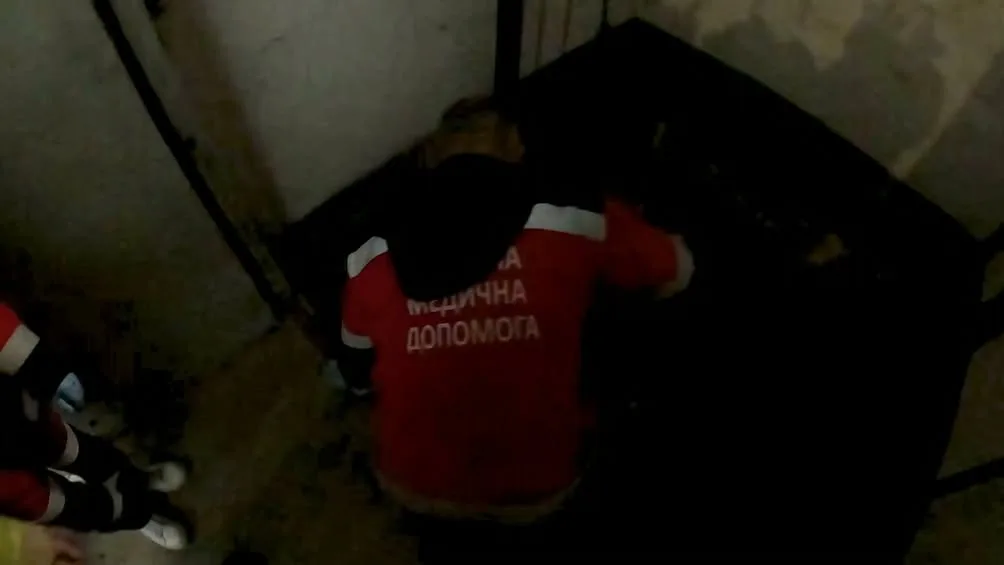 У Рівному рятувальники дістали чоловіка з ліфтової шахти
