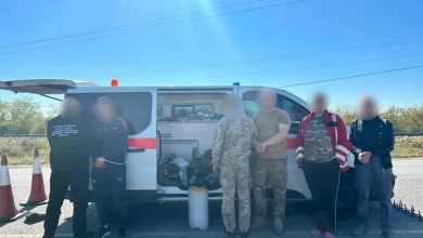 На Закарпатті «швидкою» намагалися вивезти до кордону двох чоловіків і зброю