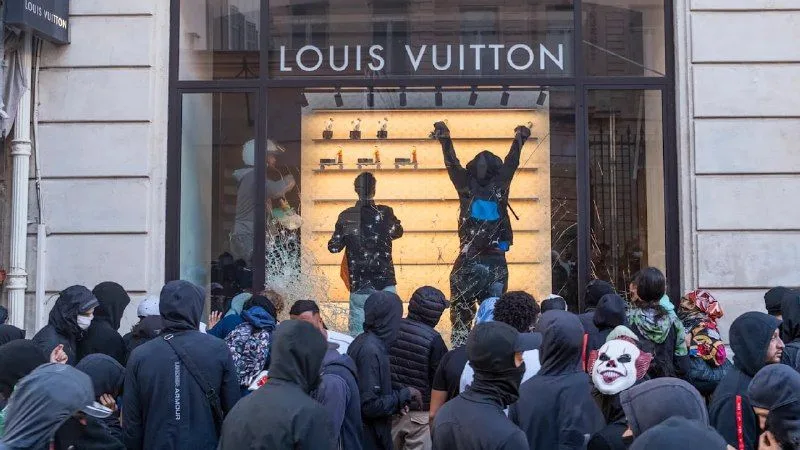 У Франції під час заворушень розграбували магазини Louis Vuitton, Dior і Rolex