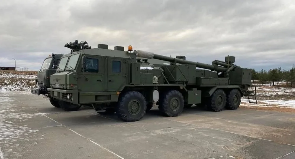 РФ накопичує колісні САУ та танки на базах у Карелії, Алтайському краї та поблизу Балтії