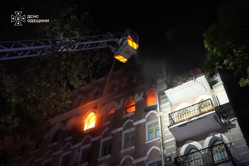 Вибух у житловому будинку в Одесі спричинив пожежу та поранення людей