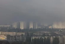 Через удари РФ Київ накрило густим смогом із диму та сажі