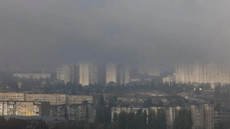 Через удари РФ Київ накрило густим смогом із диму та сажі