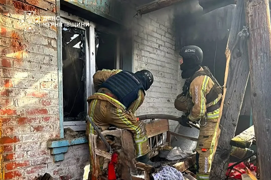Російські удари по Чернігівщині спричинили пожежі та поранення жінки