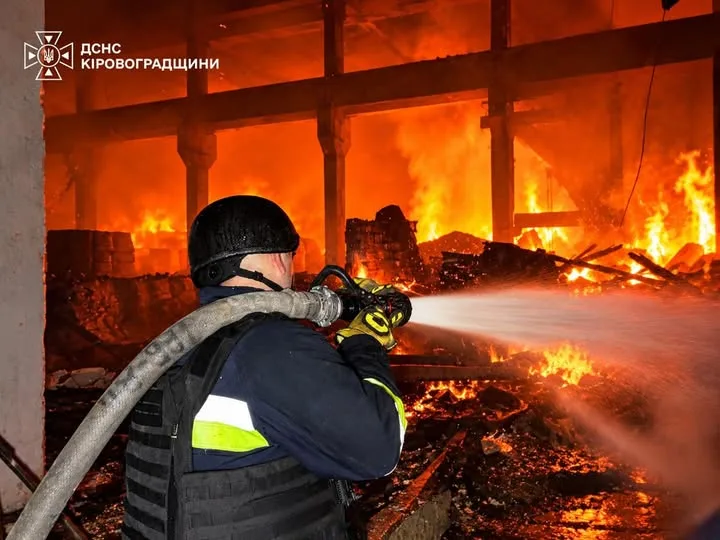 У Кіровоградській області ліквідували пожежу складів після російського удару
