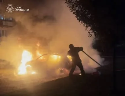 У Сумах російський FPV-дрон влучив у цивільний автомобіль