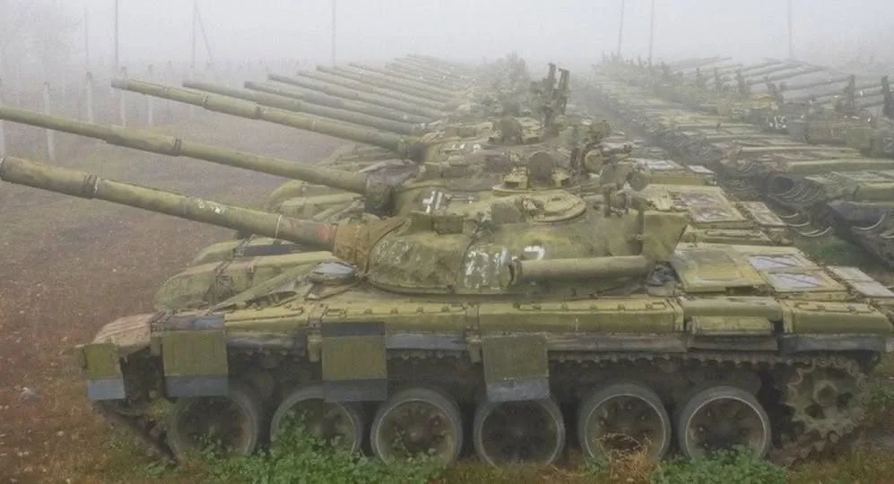 Супутникові знімки показали залишки танків РФ на базах зберігання