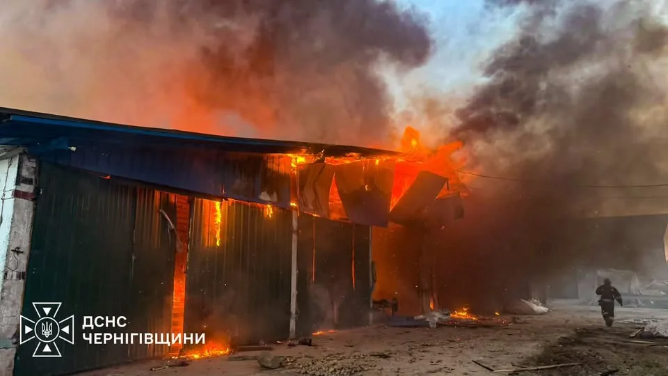 Російські обстріли на Чернігівщині: поранено двох людей та спричинено кілька пожеж
