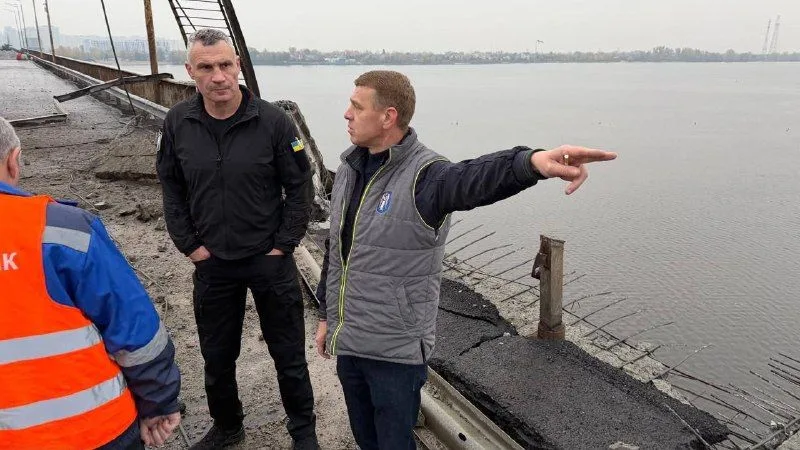У Києві перекрили Південний міст через влучання — Кличко