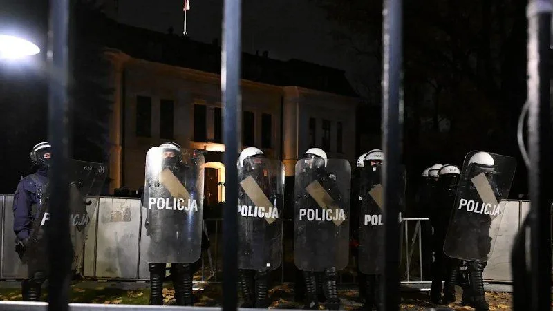 У Варшаві протестувальники штурмували Конституційний трибунал, президент Кароль Навроцький повернувся з поїздки